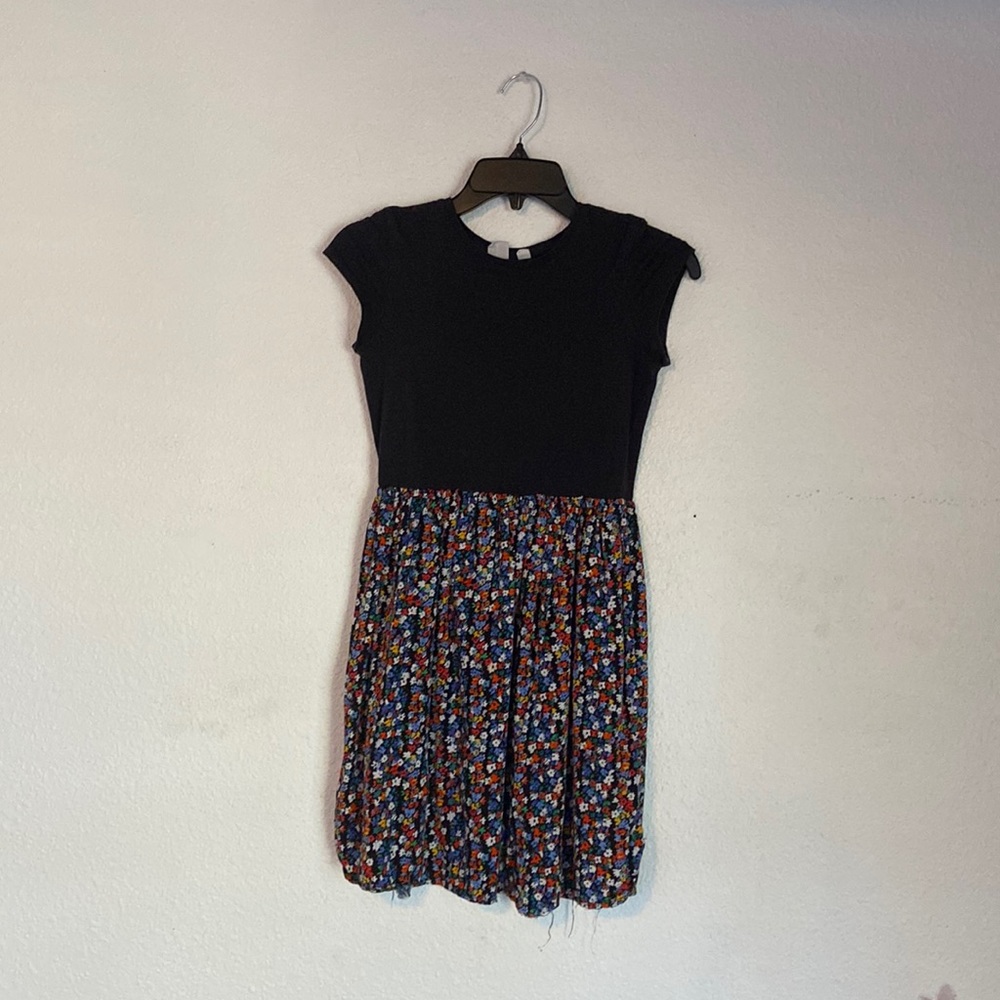 A GAP kids dress. Really cute! In good condition. Totally recommend